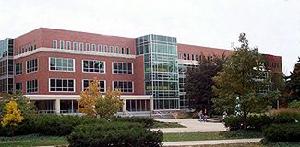 （圖）密西根州立大學圖書館位於比爾門塔和紅杉河之間