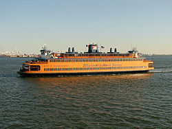 史泰登島渡輪正在跨越紐約港，背景為韋拉札諾海峽大橋。