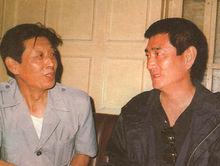 畢克（左）與日本演員高倉健合影