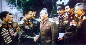 1976年12月，武元甲(中)和文進勇大將(右一)出席越南統一後的勞動黨第四次全國代表大會