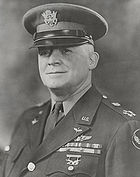 亨利·阿諾德五星上將，1944年。阿諾德於勛表下面佩戴他在1913年得到的美國陸軍通訊兵航空科時期飛行員徽章。亨利·阿諾德：五星上將。美國陸軍航空隊司令、陸軍副參謀長。