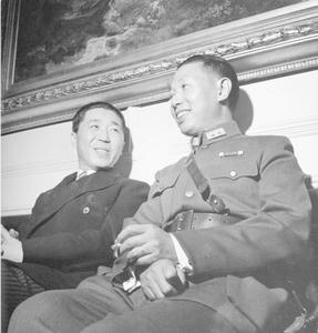 （圖）1942年熊式輝（軍裝）與駐美大使魏道明