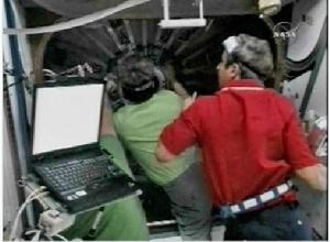 截圖顯示的是太空人在歐洲“哥倫布”實驗艙成功地被安置到國際空間站上後從內部打開艙門。