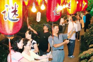 （圖）“唐韻中秋”遊園會上上海市民們在猜燈謎