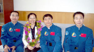 李勇枝（左二）和“神七”航天員翟志剛（左一）、劉伯明（右二）、景海鵬（右一）在一起