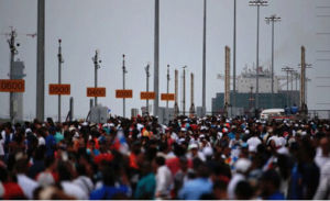 數千民眾觀看貨輪駛過新拓寬的巴拿馬運河