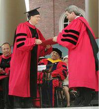 50歲的蓋茨獲得哈佛博士