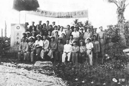 1946年12月15日，林遵等接收人員在太平島舉行升旗典禮併合影留念