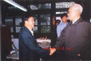 1999年4月25日，原中央軍委副主席張震來張正海工作室參觀。