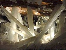奈卡水晶洞中有的亞硒酸鹽水晶結構長達10米以上