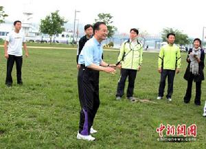 5月29日清晨，正在韓國訪問的中國總理溫家寶來到首爾漢江市民公園晨練，與正在這裡鍛鍊的民眾親切交談。圖為溫家寶與一位市民打羽毛球。