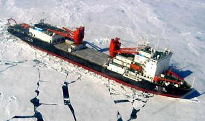 “雪龍”號極地科學考察船在南極破冰航行