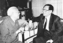 1996年9月，江澤民與耿飈同志親切交談