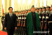 2010年，胡錦濤舉行儀式歡迎卡爾扎伊訪華