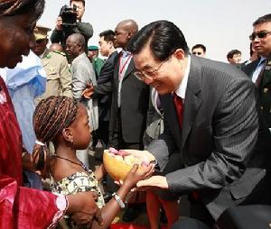 （圖）2月12日，國家主席胡錦濤抵達巴馬科對馬里進行國事訪問。這是馬里少年兒童在機場用當地傳統禮儀迎接胡錦濤主席。
