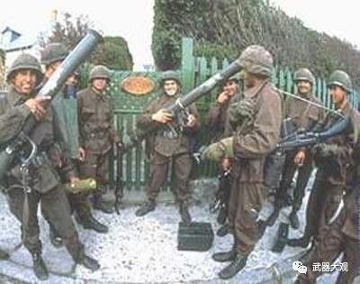英阿馬島戰爭中的英軍士兵，隨身攜帶迫擊炮