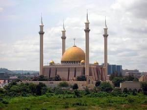 大清真寺和著名的大石頭山“祖瑪岩”是阿布賈的標誌性建築、景點。