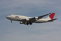 （圖）日航一架波音747-400正在溫哥華國際機場降落