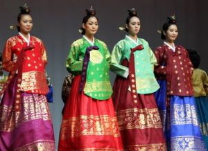 模特展示朝鮮王朝士大夫和平民的服飾