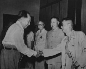 1960年7月23日，毛澤東接見出席第三次文代會的部分代表。左起：毛澤東、田漢、梅蘭芳、老舍