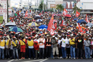 加薪的人們：馬提尼克島的居民周二舉行集會示威，要求為低薪工人提高工資。