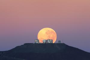 2010年6月7日，歐洲南方天文台公布了拍攝於5月27日的滿月照片。這輪迷人的滿月正位於甚大望遠鏡背後，看起來比通常所看到的滿月要大得多。天文學家解釋稱，這是一種光學錯覺，即“月徑幻覺”