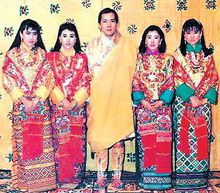 不丹國王旺楚克與他的四個妃子
