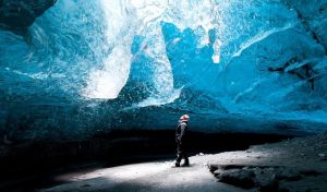 冰島國寶級水晶冰穴：似海浪瞬間凍結