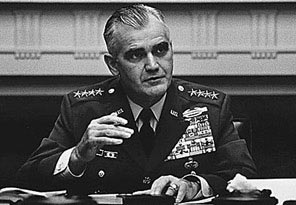 駐越美軍統帥威斯特摩蘭成為美國公眾指責的最大靶子。