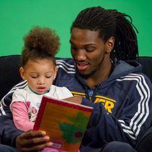法里德給女兒讀書