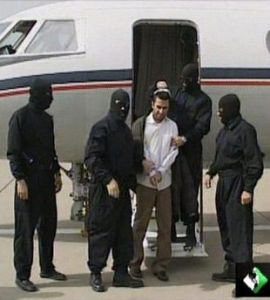 2010年6月，伊朗媒體公布的遜尼派武裝組織頭目阿卜杜勒馬利克被抓獲的場面