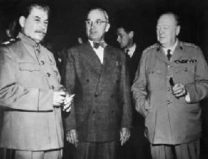 杜魯門（中）和史達林、邱吉爾在波茲坦會議上
