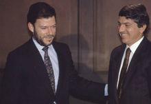 1993年，擔任外貿部長時的桑托斯和總統加維里亞