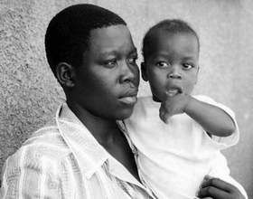 17歲少女海倫懷抱被迫與LRA指揮官所生的兒子