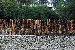 （圖）昌迪加爾石頭公園裡由破陶罐、舊插座砌起來的圍牆