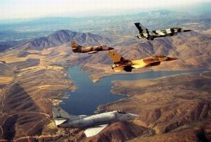 1991年，TOPGUN的兩架F-16A、兩架A-4型飛機編隊飛行。