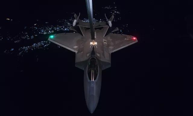 F-22A在空襲阿富汗極端組織的飛行途中進行空中加油