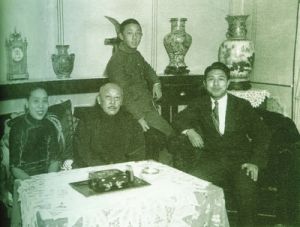 張景惠（左二）