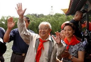 電影主題曲《讓我們盪起雙槳》的著名詞作者喬羽、《祖國的花朵》三位主要演員和北京部分小學生再次泛舟北海公園