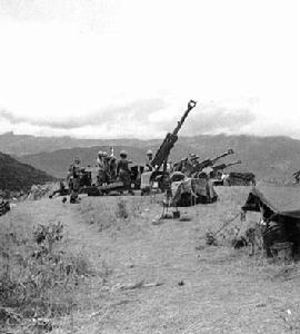 美軍在良越高地部置的105毫米榴彈炮