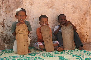 茅利塔尼亞伊斯蘭學校的學生。他們從那些木匾上學習古蘭經