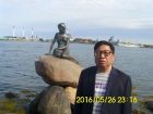 陳運和與丹麥哥本哈根美人魚雕像。
