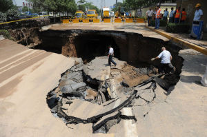 2012年5月27日，西安一條馬路的路面塌陷。