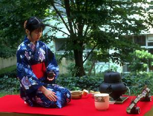 本茶道分抹茶道和煎茶道兩大門派。但抹茶道最具代表性，是日本茶道的主流。現在日本最具影響力是抹茶道的“表千家”和“里千家”茶道，流傳面極廣，盛行全國，促進了日本飲茶風俗民眾化。 所謂抹茶道，亦叫做“茶之湯”，使用的是末茶。其飲法是由宋代點茶道演化而來。只是宋代採用團茶，還需羅碾烹炙，而日本採用末茶，直接以茶末加以煎煮。 
