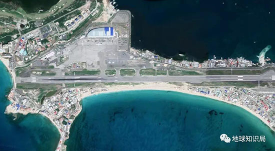 島上的灰機場 (荷屬聖馬丁——朱麗安娜公主國際機場)