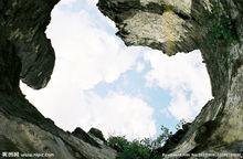 山洞[自然或人工修築的孔道]