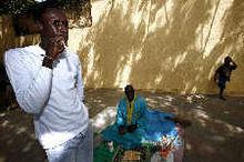 塞內加爾男子咀嚼小木棍以清潔牙齒