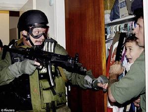 6歲2000年4月22日，20多名美國聯邦探員持槍突襲了埃連暫居的舅舅家，不到3分鐘便把躲在衣櫃中、飽受驚嚇而大哭的埃連強行抱走。