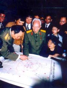 2004年武元甲在奠邊府大捷50周年紀念時重訪舊戰場