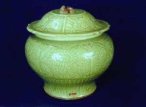 青島市博物館龍泉窯青釉菱花形蓋罐